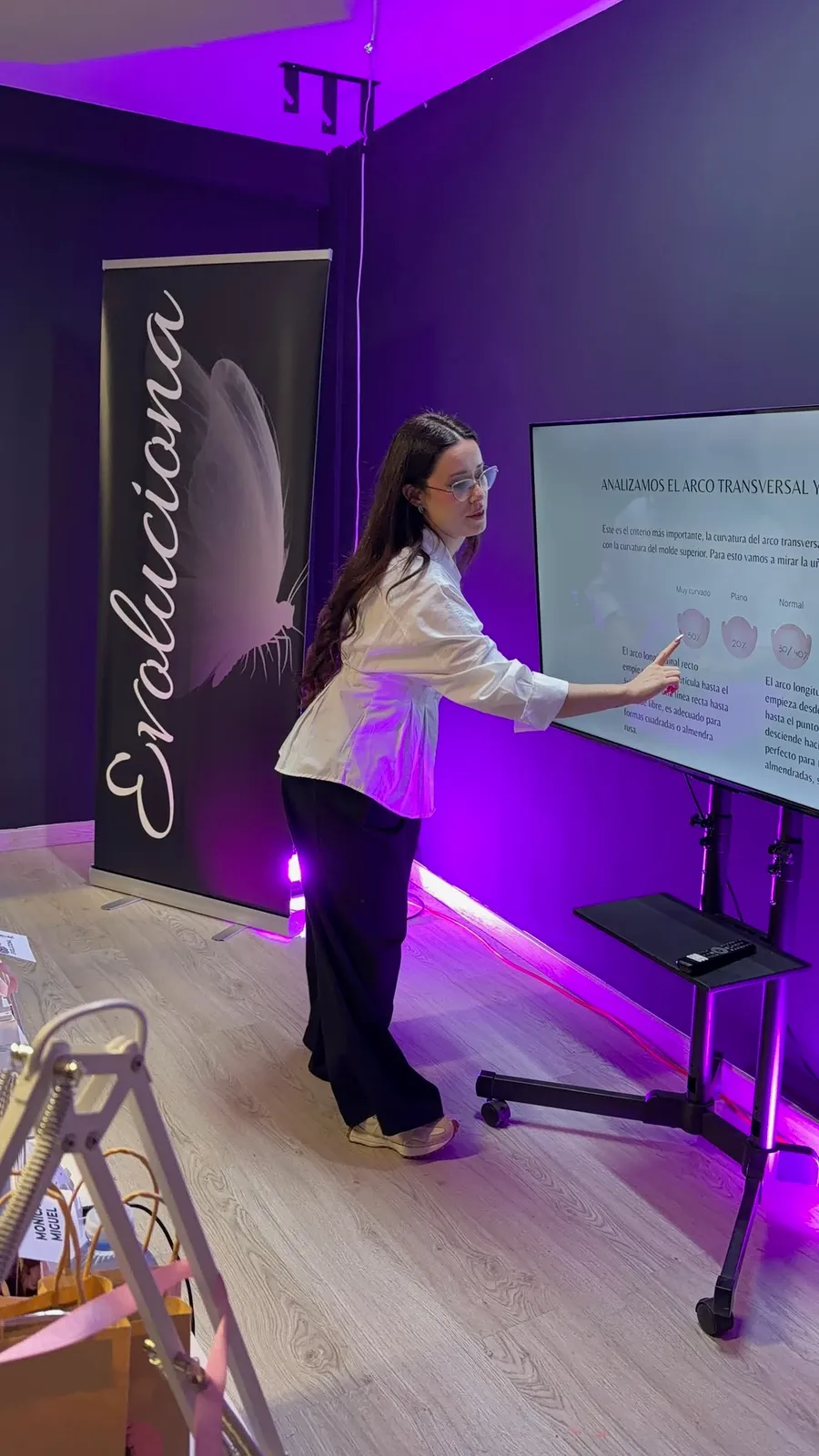 Formadora de Evoluciona explicando el análisis de la uña durante la formación para salones de belleza