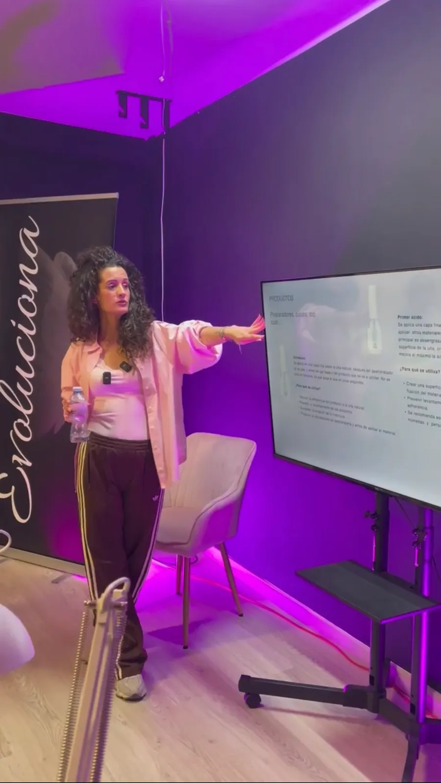 Formadora de Evoluciona explicando los productos de manicura durante la formación